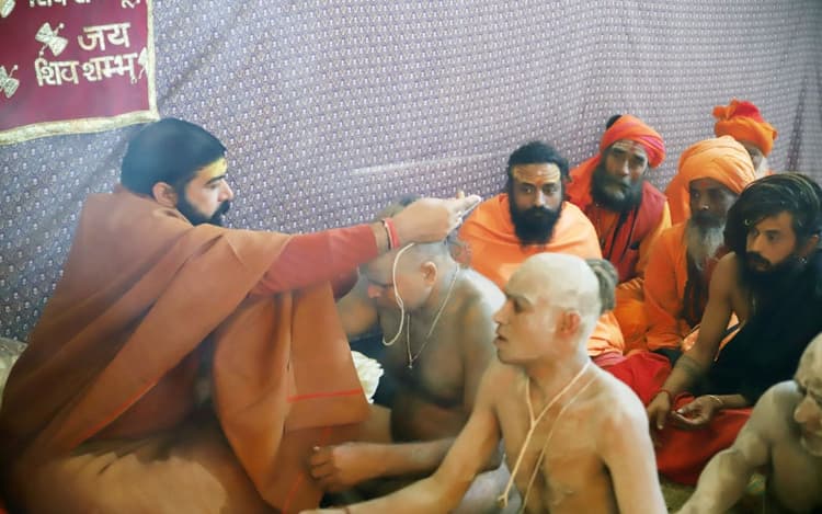 Mahakumbh 2025: महाकुम्भ में शुरू हुआ ब्रह्मचर्य दीक्षा समारोह, अध्ययन के बाद समाज में जाकर धर्म का प्रचार करेंगे ब्रह्मचारी