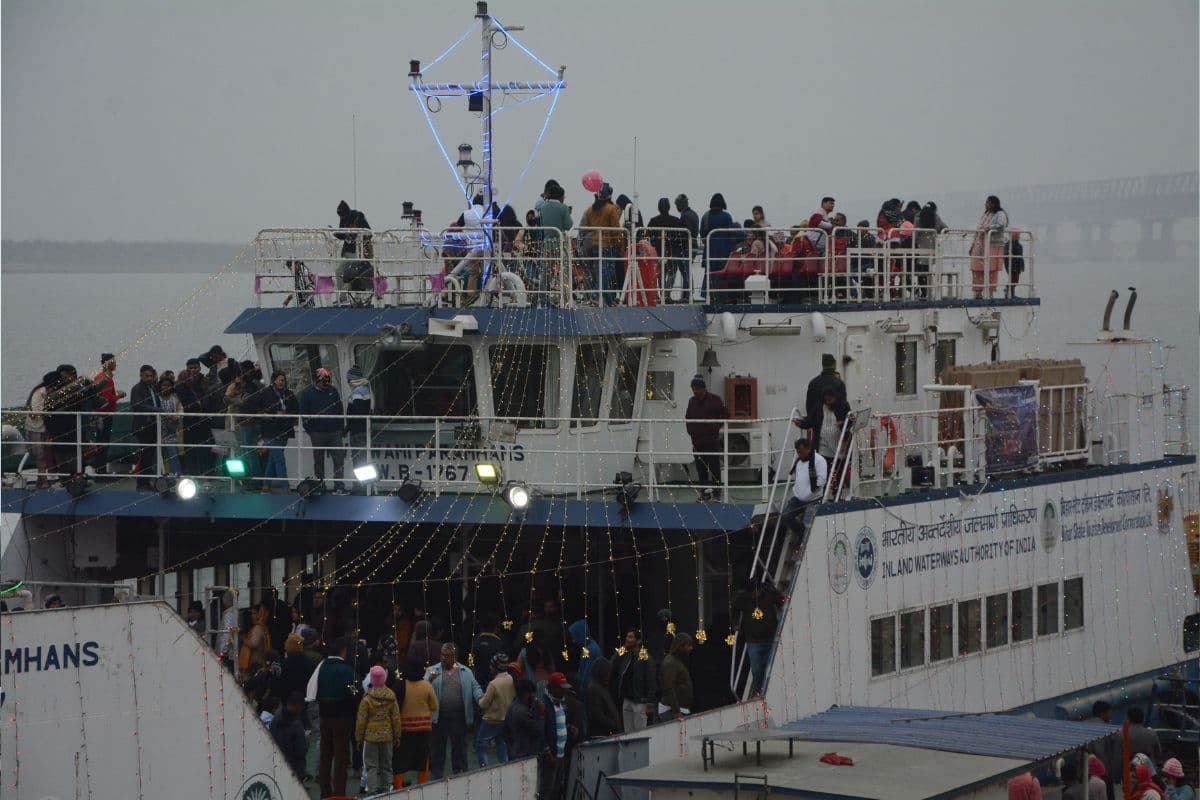 Patna: भगवान की आराधना से नये साल का शुभारंभ, राजधानी के मंदिरों, चर्च, पार्क में उमड़ी भीड़