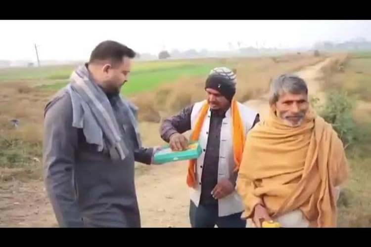 काफिला रुकवाकर अचानक सरसों के खेत में पहुंचे तेजस्वी, काम कर रहे किसानों को खिलाई सोनपापड़ी