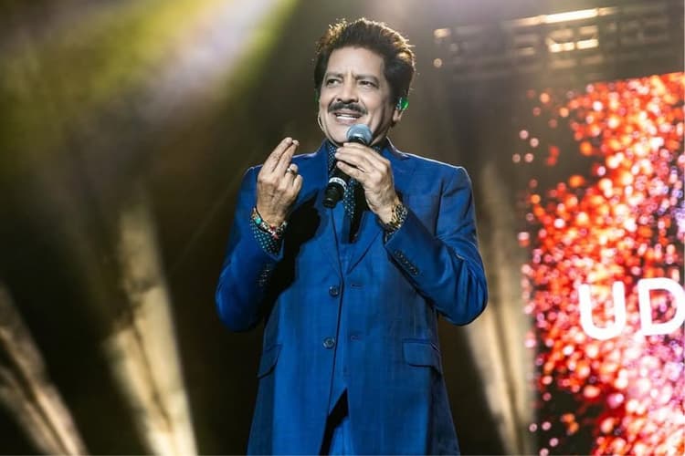 Udit Narayan ने लाइव शो के दौरान फीमेल फैंस को किया KISS, VIDEO वायरल होते ही सोशल मीडिया पर होने लगा हंगामा