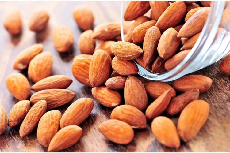 Almonds Real or Fake: कहीं आप भी तो नहीं खरीद रहें हैं नकली बादाम, ऐसे करें पहचान