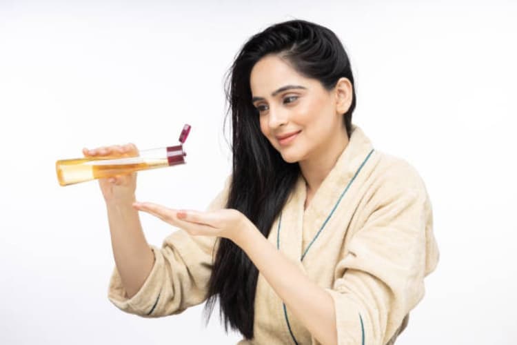 Astro Tips: सिर पर भूलकर भी न लगाएं इन दिनों तेल, वरना घेर लेगी आर्थिक समस्याएं