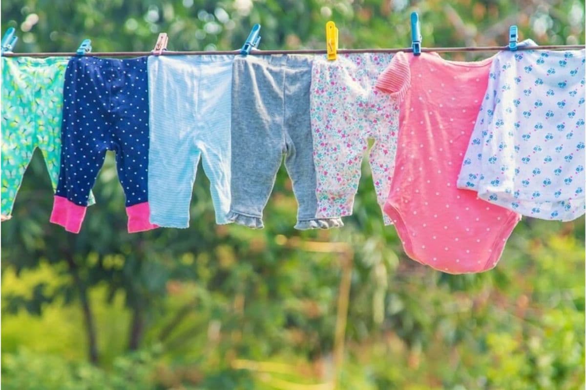 Baby Clothes Drying at Night: आखिर क्यों रात को बच्चों के कपड़े बाहर सुखाना खतरनाक हो सकता है? जानें इसके कारण