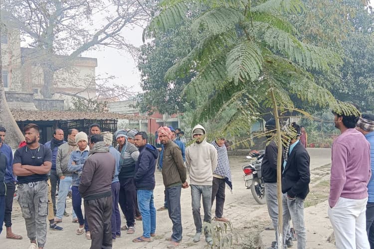 बेतिया में घने कोहरे ने ली जान, तेज रफ्तार ट्रैक्टर-ट्रॉली हादसे में मजदूर की मौत, चालक गंभीर