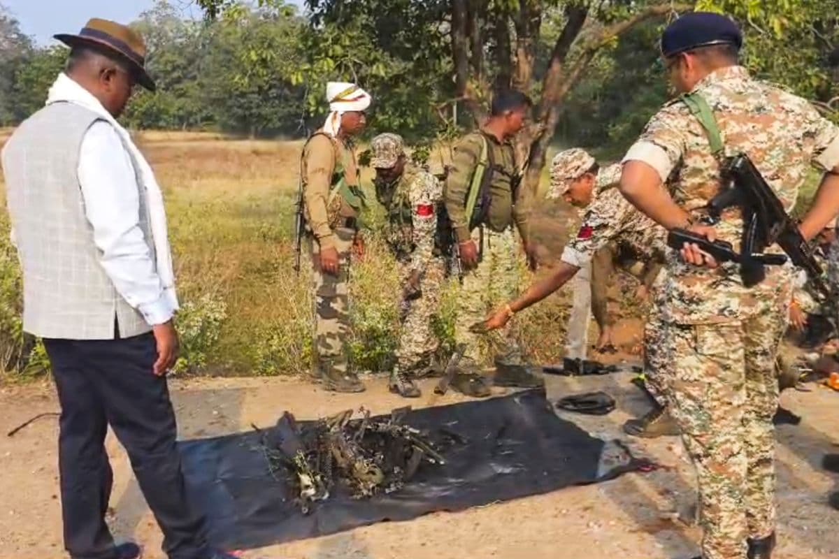 Bijapur Naxal Encounter: जवानों ने शहादत का लिया बदला, 5 नक्सलियों को मार गिराया- हथियारों का जखीरा बरामद