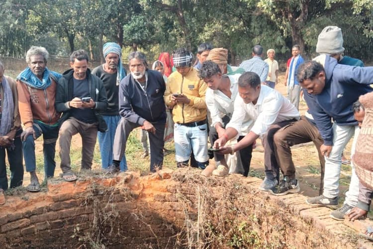 VIDEO: 40 हाथियों के लिए भोजन की तलाश में गोपो गांव पहुंचे सरदार हाथी की कुआं में गिरने से मौत