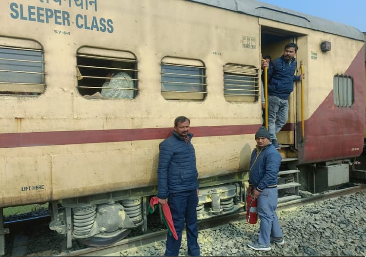 Train News: बलिया-सियालदह एक्सप्रेस में बड़ा हादसा टला, चलती ट्रेन में धुंआ देख मच गई थी अफरा तफरी