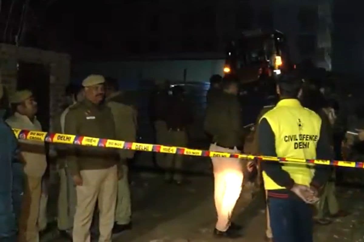 Burari Building Collapsed: दिल्ली के बुराड़ी में 4 मंजिला इमारत गिरी, 10 लोग बचाए गए
