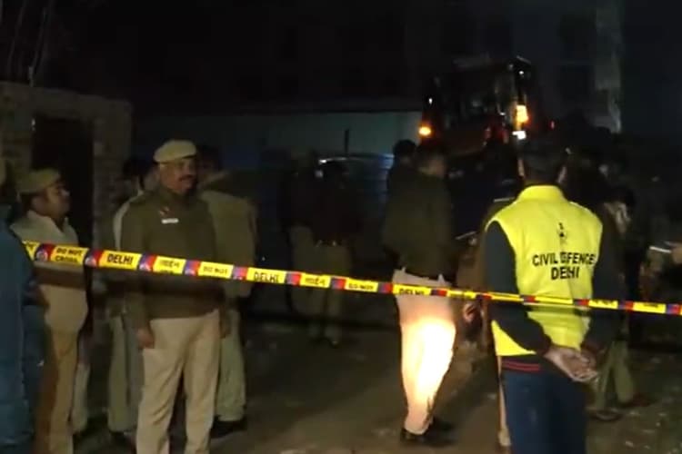 Burari Building Collapsed: दिल्ली के बुराड़ी में 4 मंजिला इमारत गिरी, 10 लोग बचाए गए