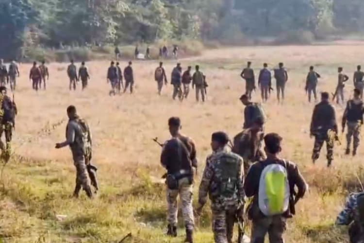 Chhattisgarh Encounter: बीजापुर मुठभेड़ में जवानों को बड़ी सफलता, 12 नक्सली ढेर
