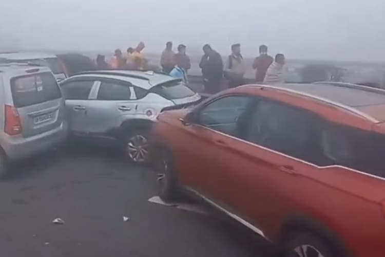 Delhi Meerut Expressway Accident: कोहरे का कहर, दिल्ली–मेरठ एक्सप्रेसवे पर 25 से अधिक वाहनों की टक्कर, कई घायल