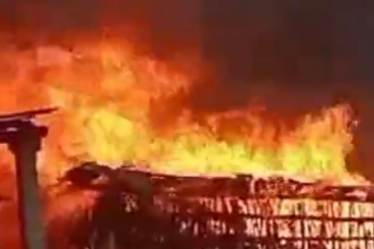 भागलपुर में फूस के घर में आग, नवजात झुलसा, लाखों की संपत्ति राख