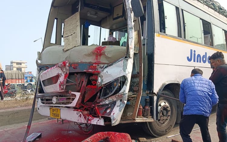 Gaya News: गया के NH पर बैरियर से टकराई यूपी के तीर्थ यात्रियों से भरी बस, दर्जन भर श्रद्धालु घायल