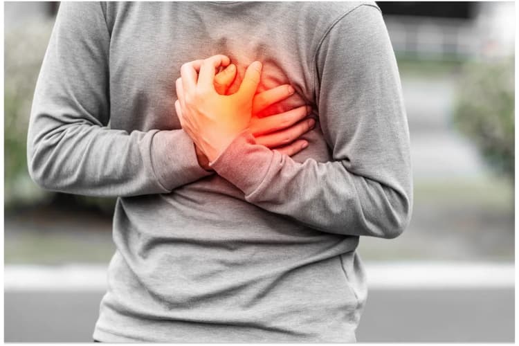 Health Tips: सीने में दर्द के अलावा इन अंगों में भी रहता है दर्द, हो सकता है हार्ट अटैक का संकेत