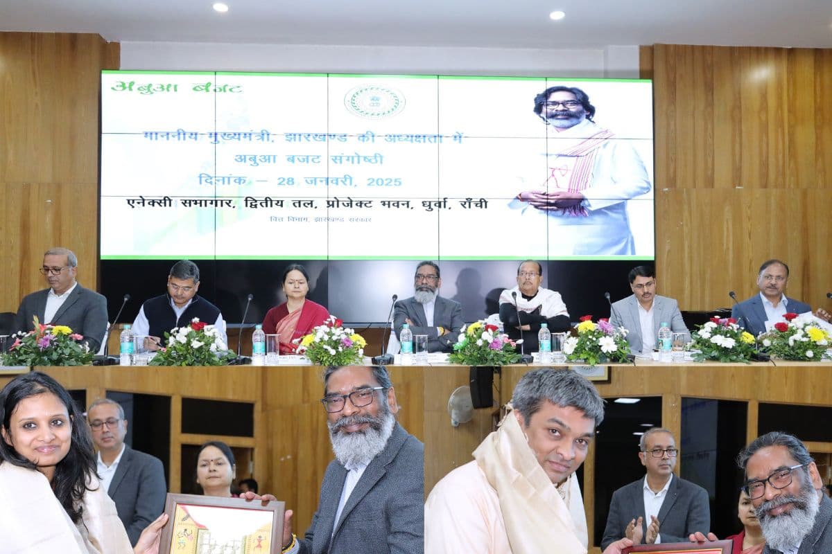 सीएम हेमंत सोरेन ने बजट पूर्व संगोष्ठी में बताया कैसा हो बजट दस्तावेज? अबुआ बजट पोर्टल पर सर्वश्रेष्ठ सुझाव देने वाले पुरस्कृत