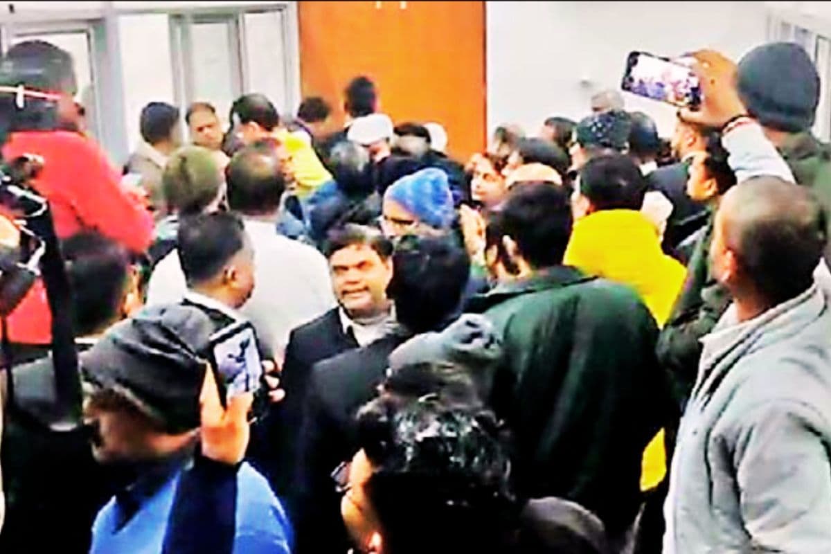 1409 वोटर ने किया मतदान, बैलेट में मिले 1509 वोट, देर रात तक हंगामे के बाद एडवोकेट एसोसिएशन का चुनाव रद्द