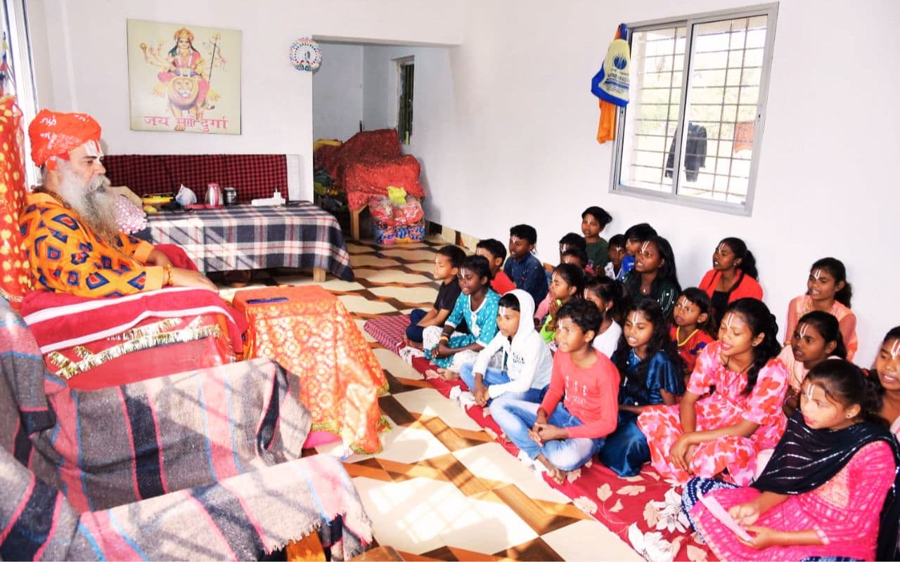 Exclusive: झारखंड में वैदिक मंत्र सीख रहे आदिवासी बच्चे, शिष्टाचार की शिक्षा दे रहे जम्मू वाले बाबा