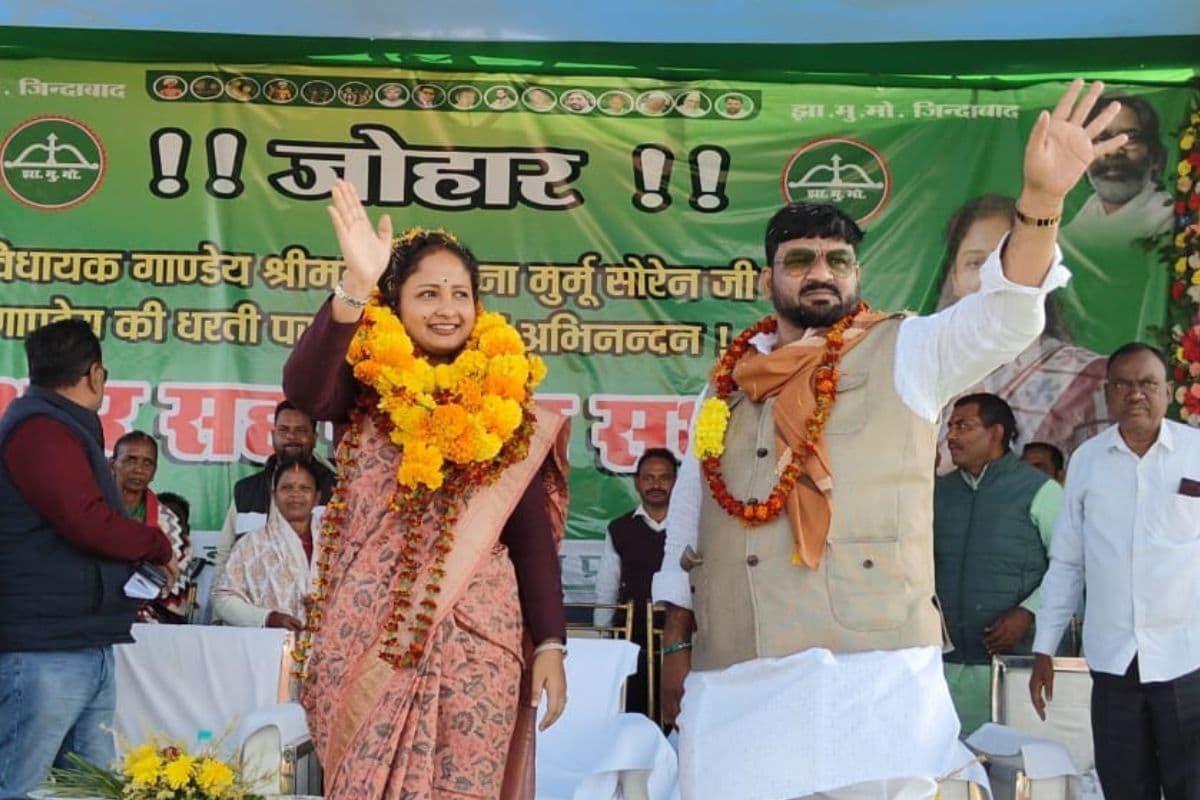 आभार सह संवाद सभा में मंत्री हफीजुल हसन के साथ कल्पना सोरेन आभार सह संवाद सभा में मंत्री हफीजुल हसन के साथ कल्पना सोरेन