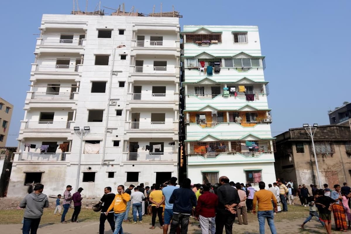 Kolkata News: अचानक एक तरफ झुक गई 4 मंजिला इमारत, दहशत में लोग, अब प्रशासन ने लिया यह फैसला