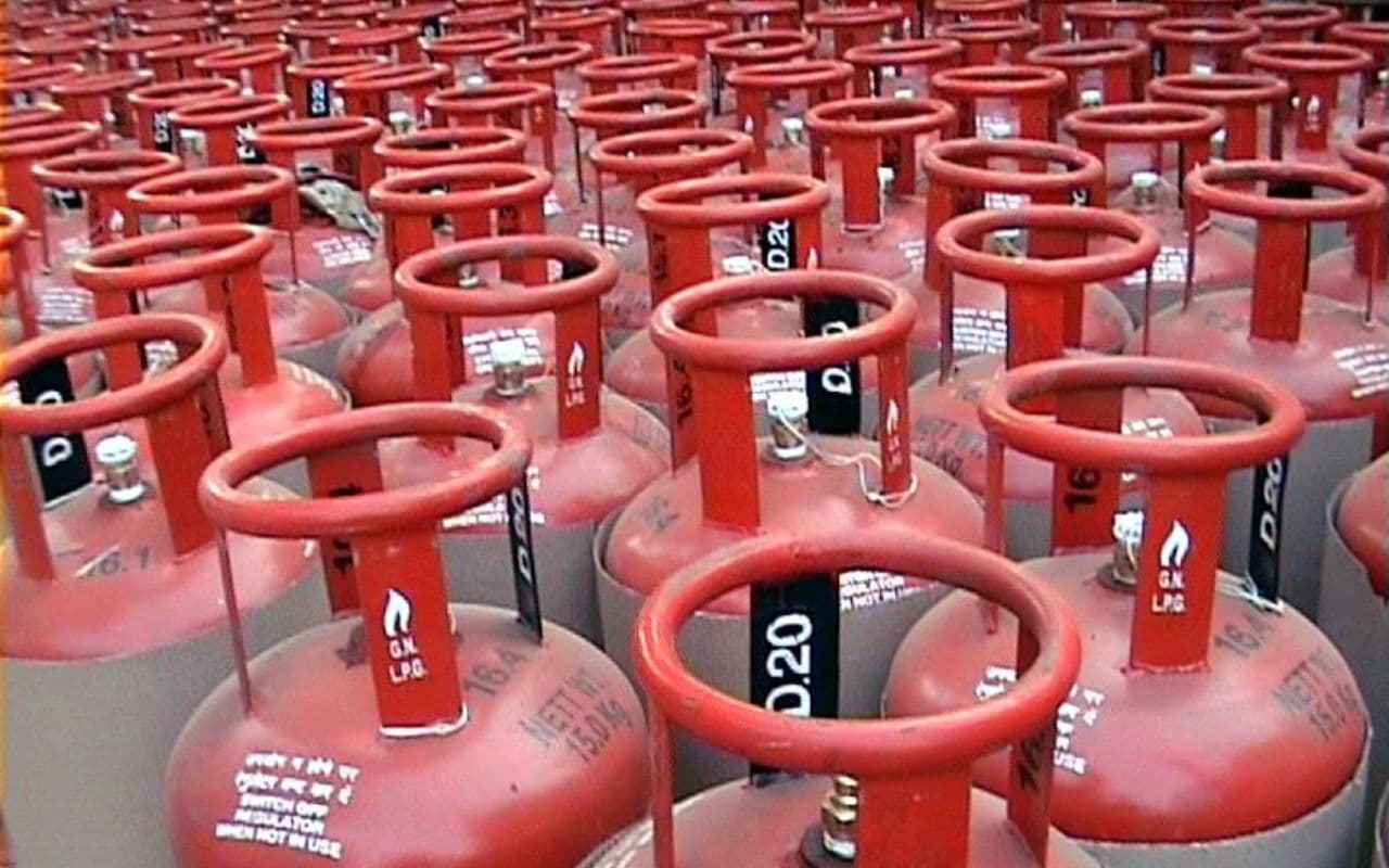 17 जनवरी 2025 को यहां मिल रहा सबसे सस्ता एलपीजी सिलेंडर, 14.2 किलो के गैस सिलेंडर की आपके शहर में कितनी है कीमत, यहां देखें