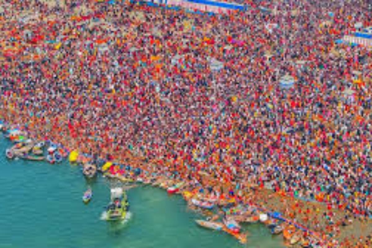 महाकुंभ में बच्चों को खोने से बचाने के लिए माता-पिता ने निकाली अनोखी तरकीब, देंखे Video