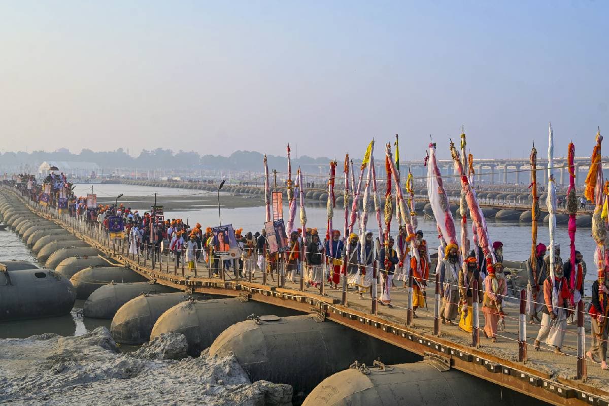 Mahakumbh Mela 2025 Video : рдкрд╛рдиреА рдореЗрдВ рддреИрд░ рд░рд╣реА рд╣реИ рдкреБрд▓рд┐рд╕ рдЪреМрдХреА, рд╕реБрд░рдХреНрд╖рд╛рдХрд░реНрдореА рдирд╛рд╡реЛрдВ рдореЗрдВ рдХрд░ рд░рд╣реЗ рд╣реИрдВ рдЧрд╢реНрдд