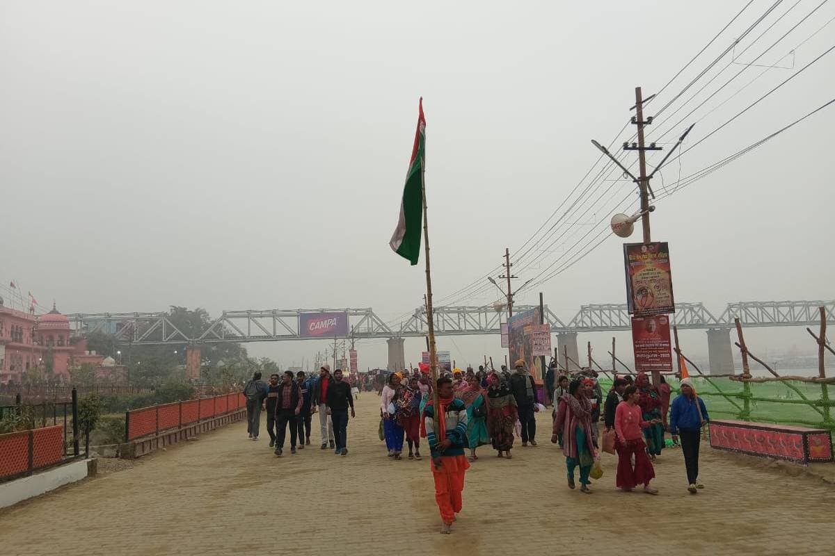 Mahakumbh Mela : рд╣рд╛рде рдореЗрдВ рддрд┐рд░рдВрдЧрд╛ рдерд╛рдореЗ рдкрд╣реБрдВрдЪреЗ рдЭрд╛рд░рдЦрдВрдб рдХреЗ рд▓реЛрдЧ, рднрд╛рд░рдд рдорд╛рддрд╛ рдХреА рдЬрдп рд╕реЗ рдЧреВрдВрдЬрд╛ рдкреНрд░рдпрд╛рдЧрд░рд╛рдЬ рдХрд╛ рд╕рдВрдЧрдо рддрдЯ