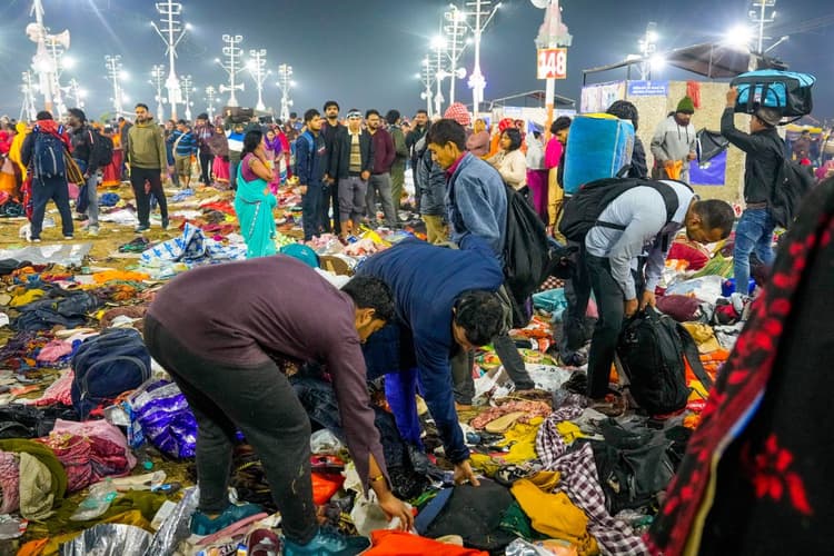 Mahakumbh Stampede: बिखरे सामान, अपनों को ढूंढती आंखें, देखें महाकुंभ में भगदड़ की भयावह तस्वीरें