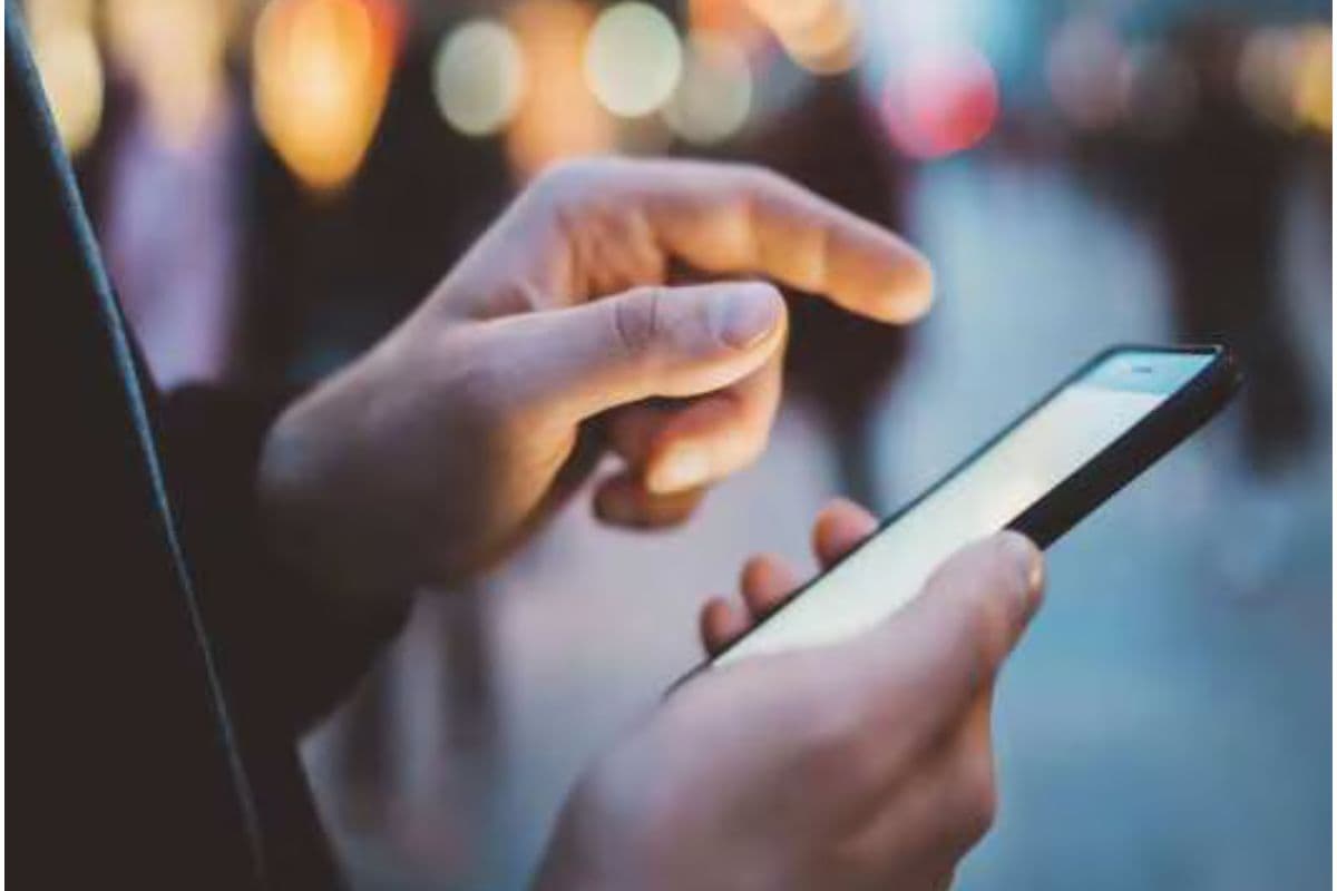 Mobile Wallpaper Vastu Tips: क्या आपका मोबाइल वॉलपेपर बना सकता है आपको कंगाल? जानें कैसे इससे बचें