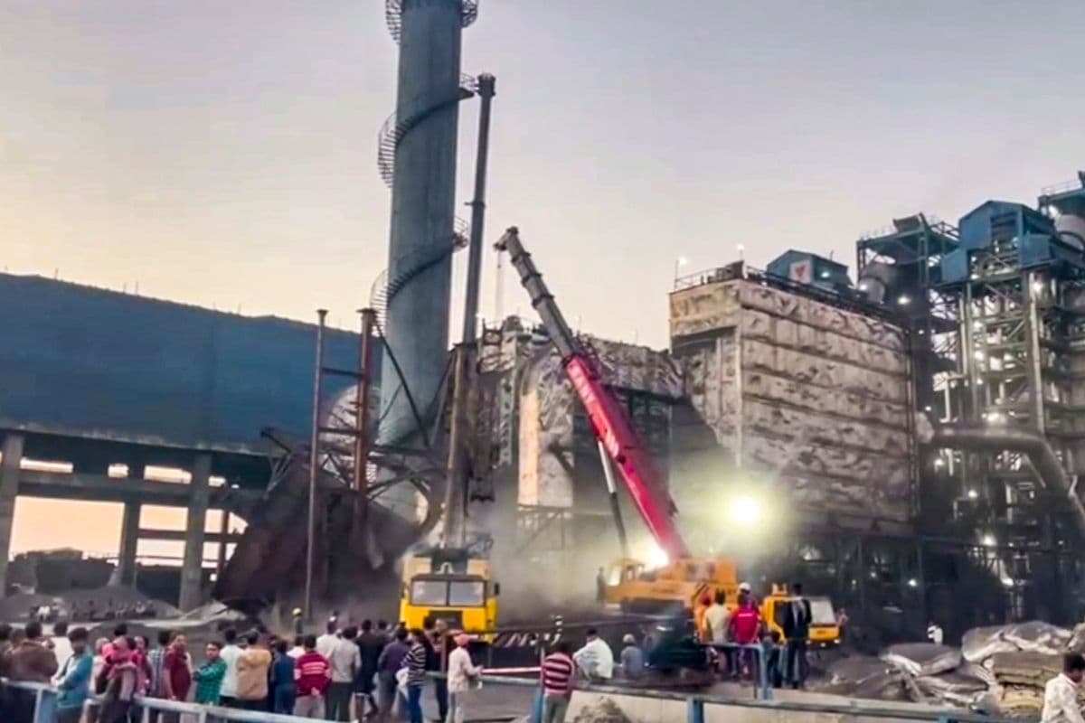 Video: छत्तीसगढ़ के मुंगेली में प्लांट की चिमनी गिरी, 2 मजदूर घायल