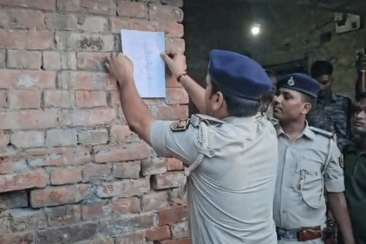 Muzaffarpur News: बैंड बाजे के साथ आरोपी के घर पहुंची पुलिस, चिपकाया इश्तेहार, महीनों से फरार है आरोपी