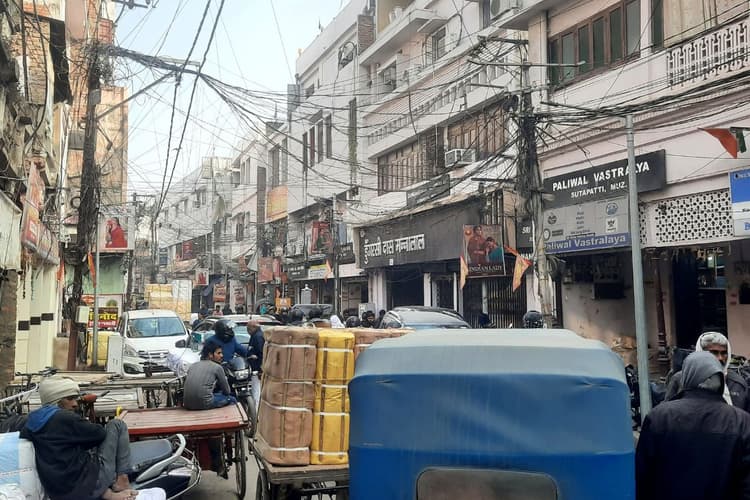 बिहार के इस जिले का कारोबार आसमान छू रहा, लेकिन बुनियादी सुविधाओं के बिना बढ़ रही चिंता