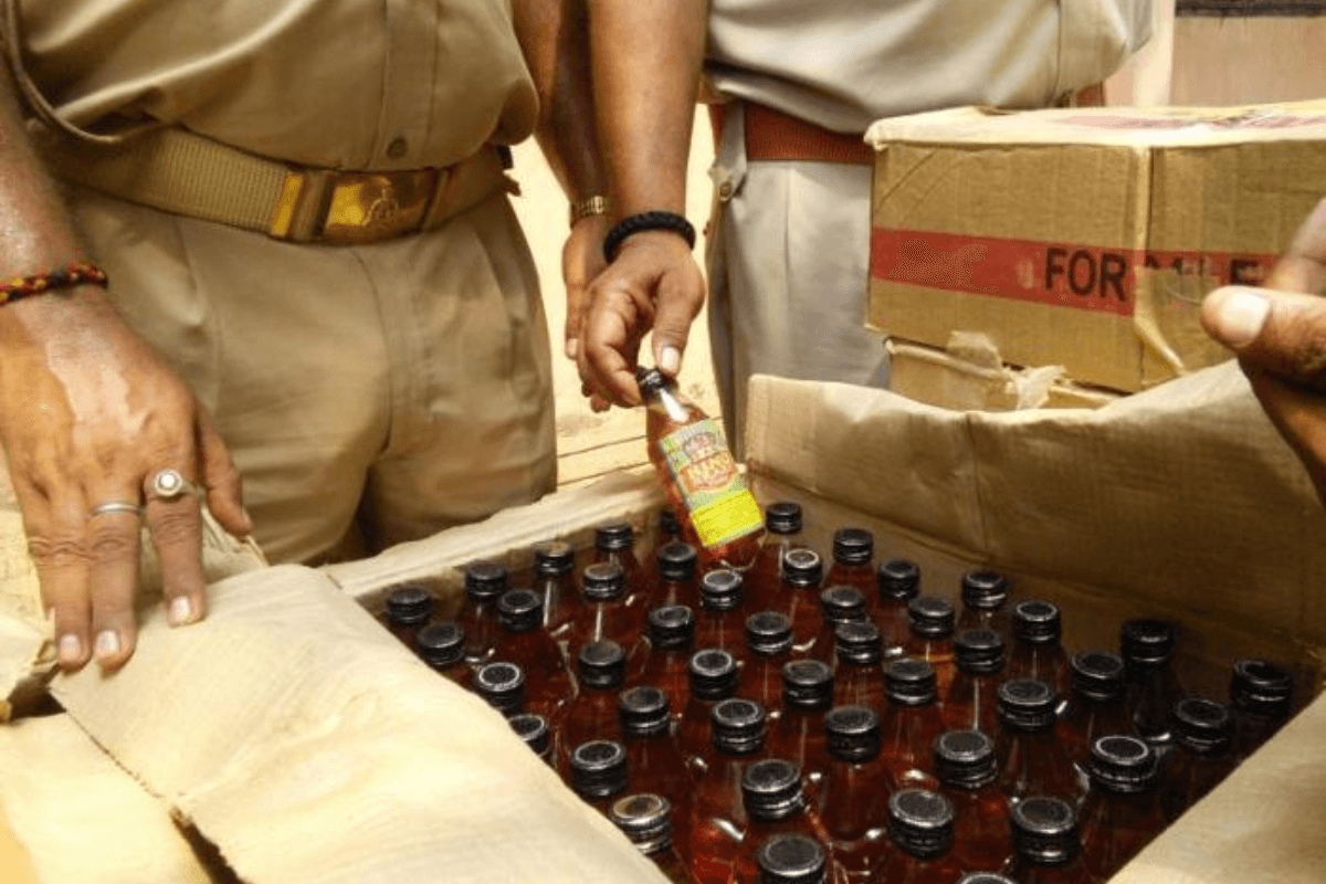 Muzaffarpur News: कचरा लदे ट्रक से 265 कार्टन विदेशी शराब जब्त, ड्राइवर और खलासी गिरफ्तार