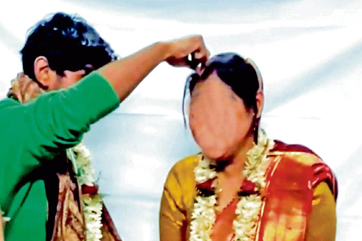 कॉलेज छात्र ने क्लास के अंदर महिला प्रोफेसर को लगाया सिंदूर