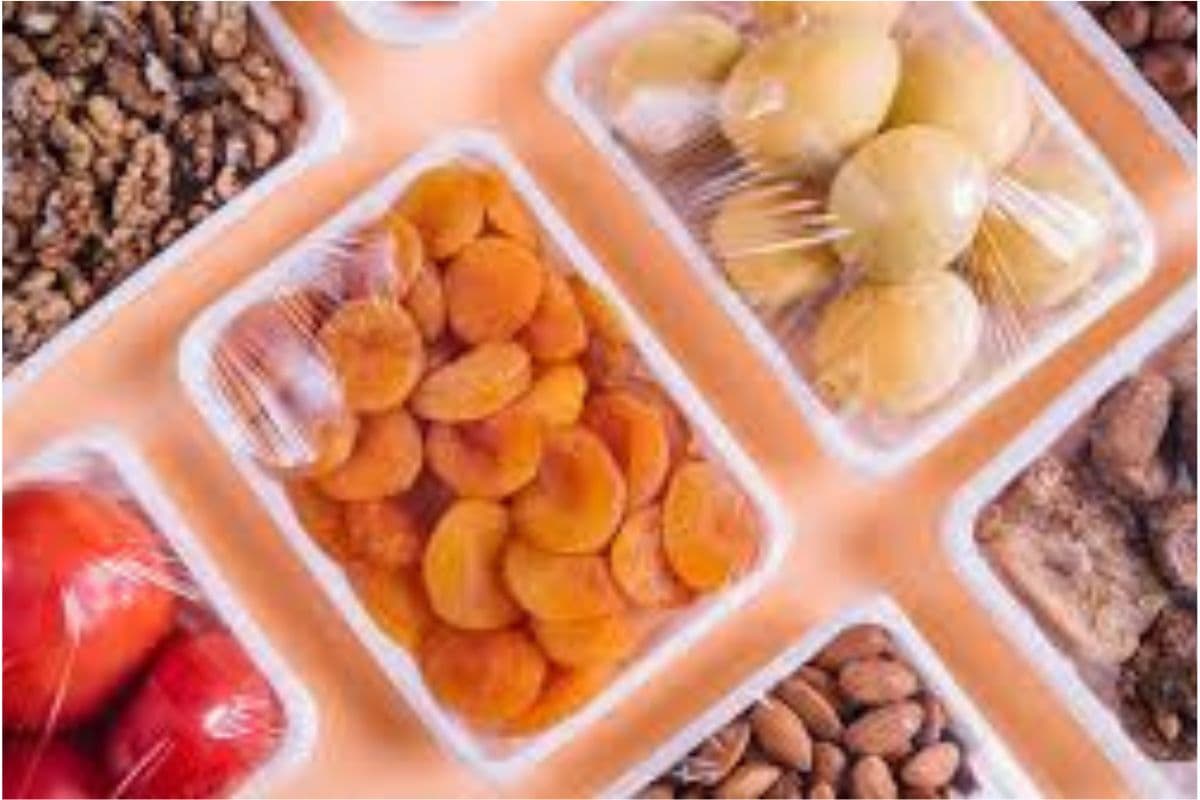 Plastic Wrap : क्या प्लास्टिक रैप फूड प्रिजर्वेशन के लिए सही है? जानें इसके फायदे और नुकसान