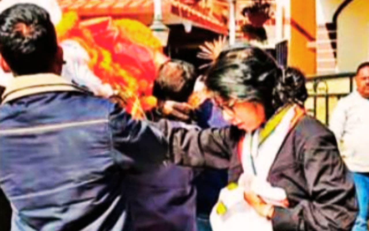 इंग्लैंड और मलयेशिया से आई बेटियों ने किया पिता का अंतिम संस्कार, अर्थी को कंधा भी दिया