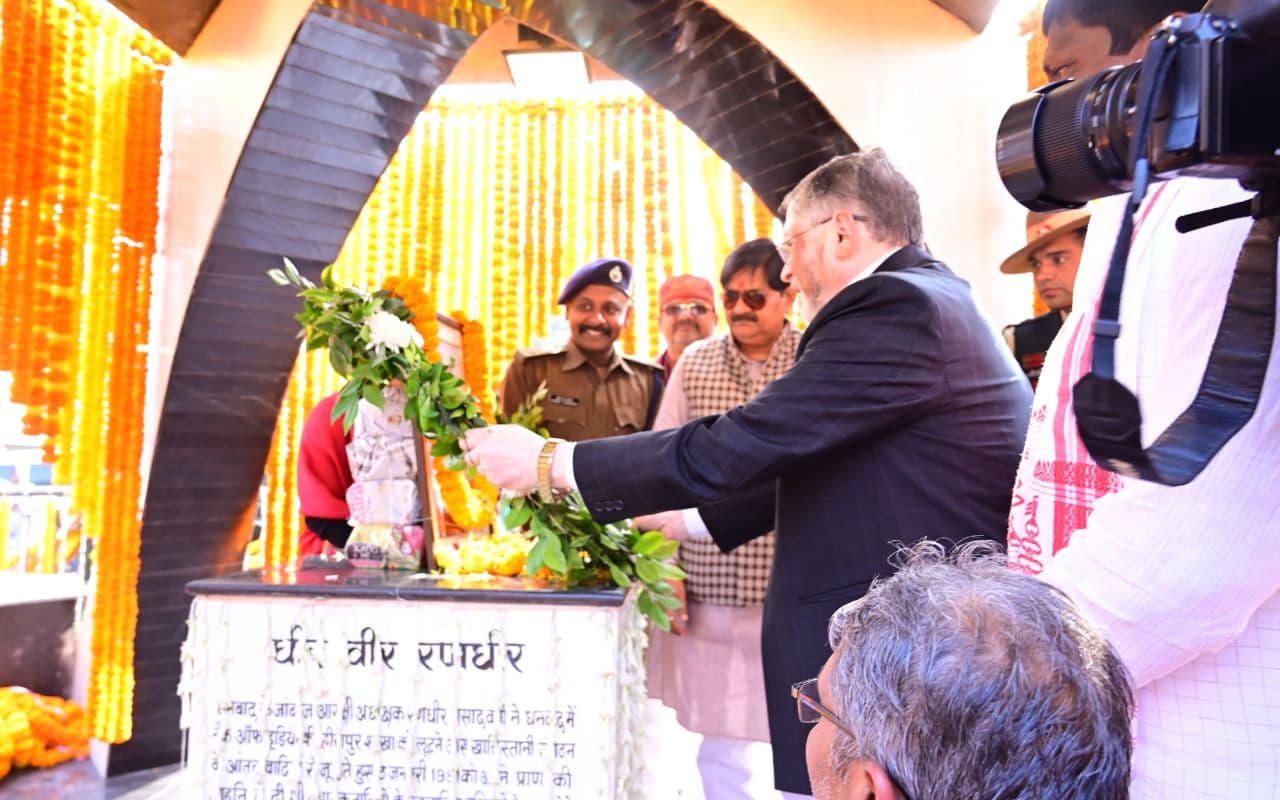 रणधीर वर्मा शहादत दिवस पर धनबाद में बोले राज्यपाल संतोष गंगवार - राष्ट्र सेवा ही सबसे बड़ा धर्म