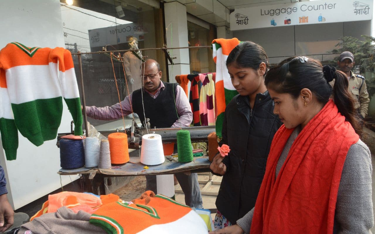 Patna News: पटना में पूरे जोश और उमंग के साथ हो रही गणतंत्र दिवस की तैयारी, तिरंगा झंडा से लेकर इन चीजों की बढ़ी मांग