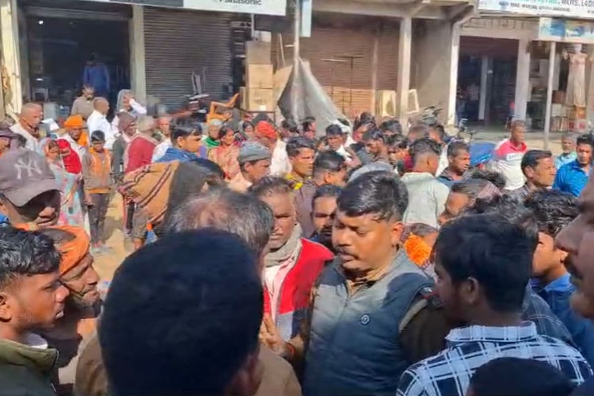 Road Accident In Giridih: हादसे में मौत के बाद सड़क जाम करते लोगों को समझाते पुलिस पदाधिकारी Road Accident In Giridih: हादसे में मौत के बाद सड़क जाम करते लोगों को समझाते पुलिस पदाधिकारी