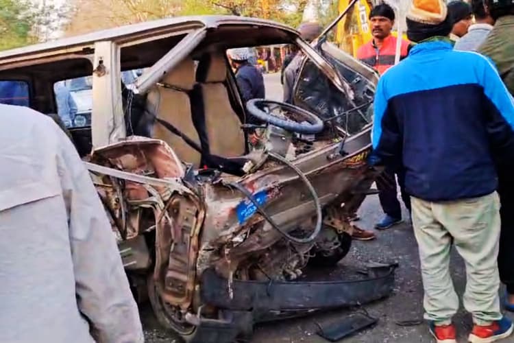 रांची में स्कॉर्पियो की टक्कर से स्कूल वैन के परखच्चे उड़े, ड्राइवर गंभीर, देखें Video