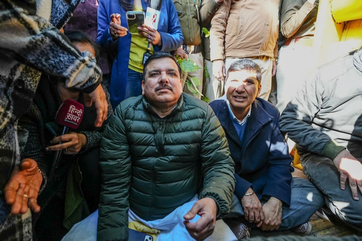 Sheesh Mahal Controversy: संजय सिंह और सौरव भारद्वाज ने पीएम आवास पहुंचने की कोशिश की, बीजेपी ने लगाया आरोप