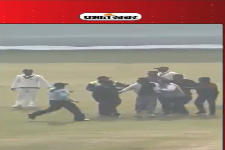 Viral Video: विराट कोहली के लिए फैंस का प्यार, चलते मैच के बीच मैदान में घुसा एक फैन