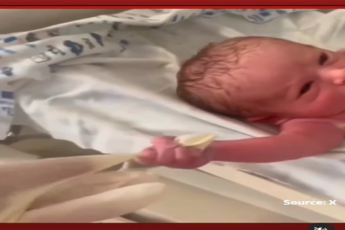 Viral Video: рдирдиреНрд╣реЗ рд╣рд╛рдереЛрдВ рд╕реЗ рдбреЙрдХреНрдЯрд░ рдХреЗ рдЧреНрд▓рд╡реНрд╕ рдкрдХрдбрд╝реЗ рдмрдЪреНрдЪреЗ рдХрд╛ рджрд┐рд▓ рдЫреВ рд▓реЗрдиреЗ рд╡рд╛рд▓рд╛ рд╡реАрдбрд┐рдпреЛ
