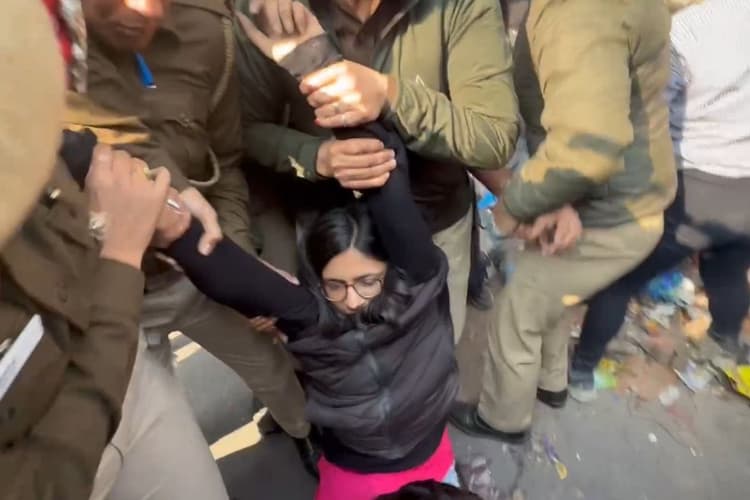 Swati Maliwal: स्वाति मालीवाल ने केजरीवाल के घर के बाहर फेंका कूड़ा, पुलिस ने हिरासत में लिया