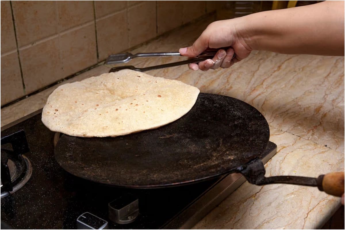 Vastu Tips for Kitchen: रसोईघर में इन गलतियों से बचें,वरना मां लक्ष्मी हो सकती हैं नाराज