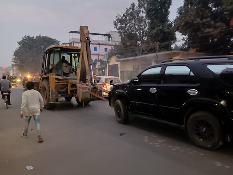 बिहार में मंत्री के भाई की गिरफ्तारी के लिए ताबड़तोड़ छापेमारी, JCB से फॉर्च्यूनर कार खींचकर ले गयी पुलिस