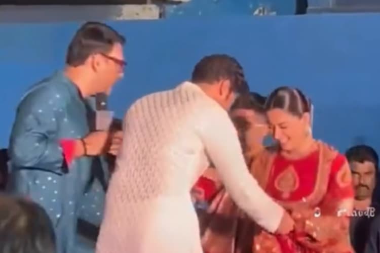 Viral Video: छावा के ट्रैलर लॉन्च पर लंगड़ाकर पहुंची राश्मिका मंदाना, विक्की कौशल ने बढ़ाया मदद का हाथ