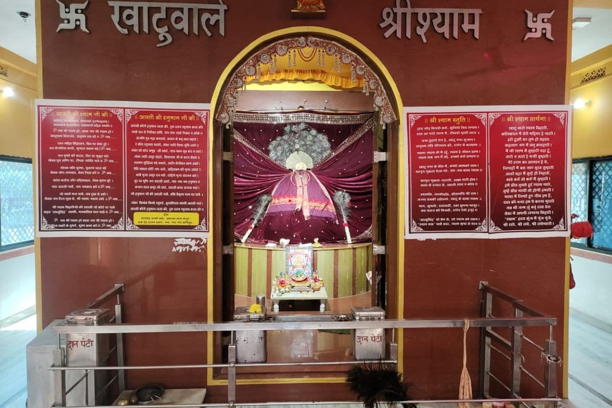 Deoghar Crime News: मधुपुर में श्याम मंदिर से 20 लाख रुपये के जेवरात ले उड़े चोर, देर रात दिया गया घटना को अंजाम