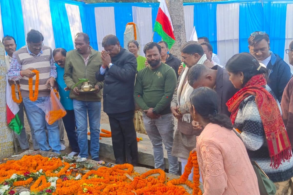 जयपाल सिंह मुंडा को श्रद्धांजलि देते सांसद अर्जुन मुंडा व अन्य जयपाल सिंह मुंडा को श्रद्धांजलि देते सांसद अर्जुन मुंडा व अन्य