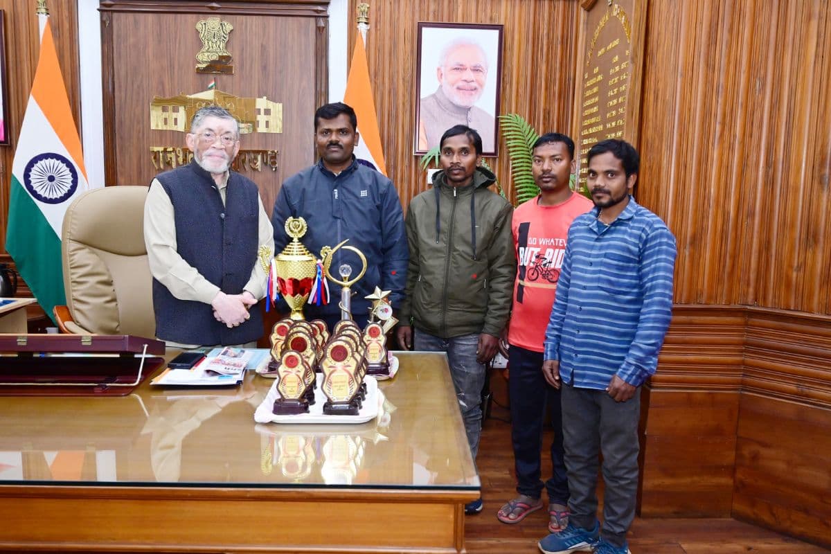 Jharkhand News: राज्यपाल संतोष गंगवार ने उद्यान कर्मियों को किया सम्मानित, गुलाब प्रदर्शनी में राजभवन का रहा शानदार प्रदर्शन